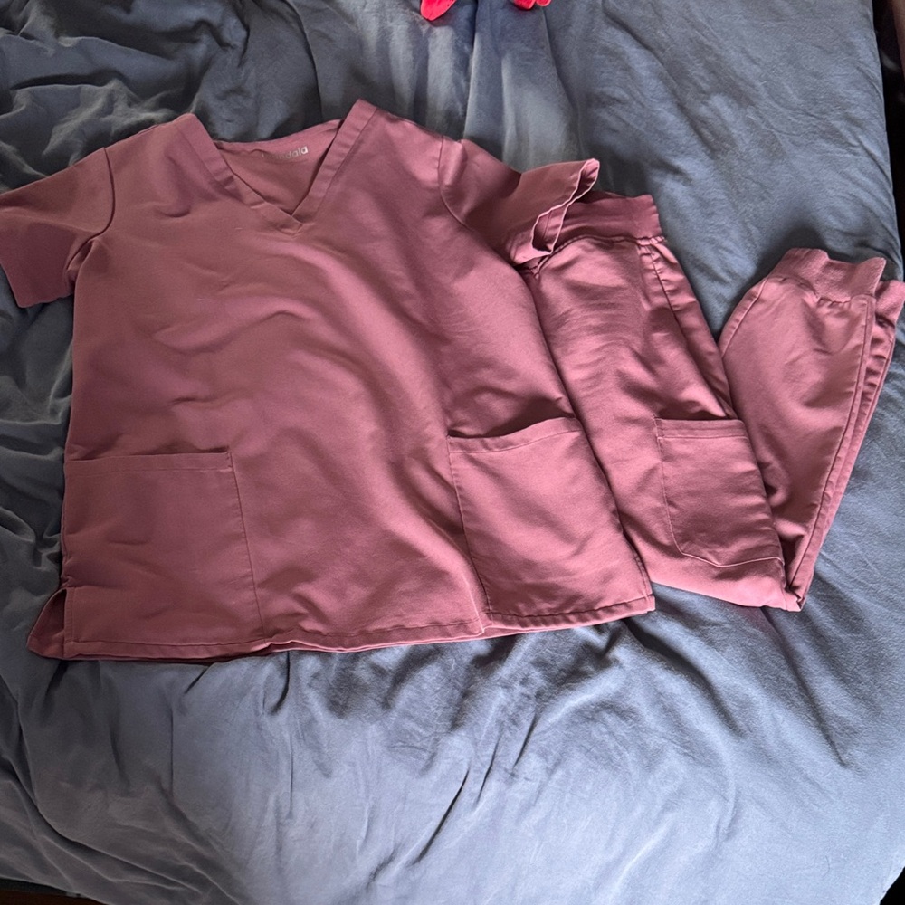 Women's V-Neck Scrub Top and Jogger Pants Set - Dusty Rose